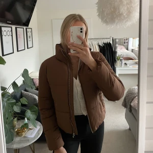 Snygg jacka - Så snygg jacka i brunt från Only. Denna är i storlek S och använd väldigt få gånger, så därav i väldigt fint skick. Perfekt jacka till mildare vinter men också nu innan våren🫶🏼