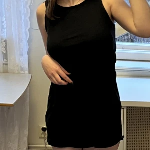 Klänning  - Fin svart strandklänning som tyvärr är för liten. Hör gärna av dig om du har frågor! 