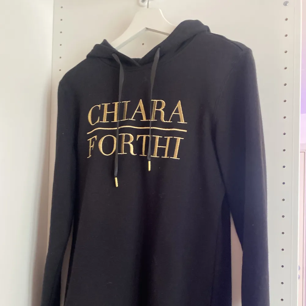 Jätte fin chiara forthi Hoodieklänning, tror den kostade 549 när jag köpte den. Säljer för 200kr💓använd typ 1-2 gånger bara. Klänningar.