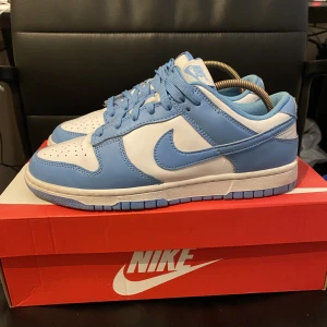 Nike Dunk Low UNC - STORLEK 40,5  Köpta på restocks, kvitto finns Använda Max 5-10 gånger väldigt bra skick 9/10 Box medföljer