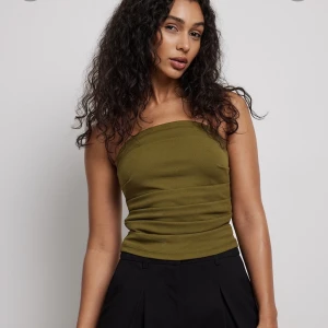 Grön topp - Passar mig som har S/M och bh storlek 75D. Hålls uppe bra då det finns gummibands kant🥳HELT NY