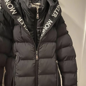 Moncler Jacka - Knappt använd, Storlek L men passar även M.