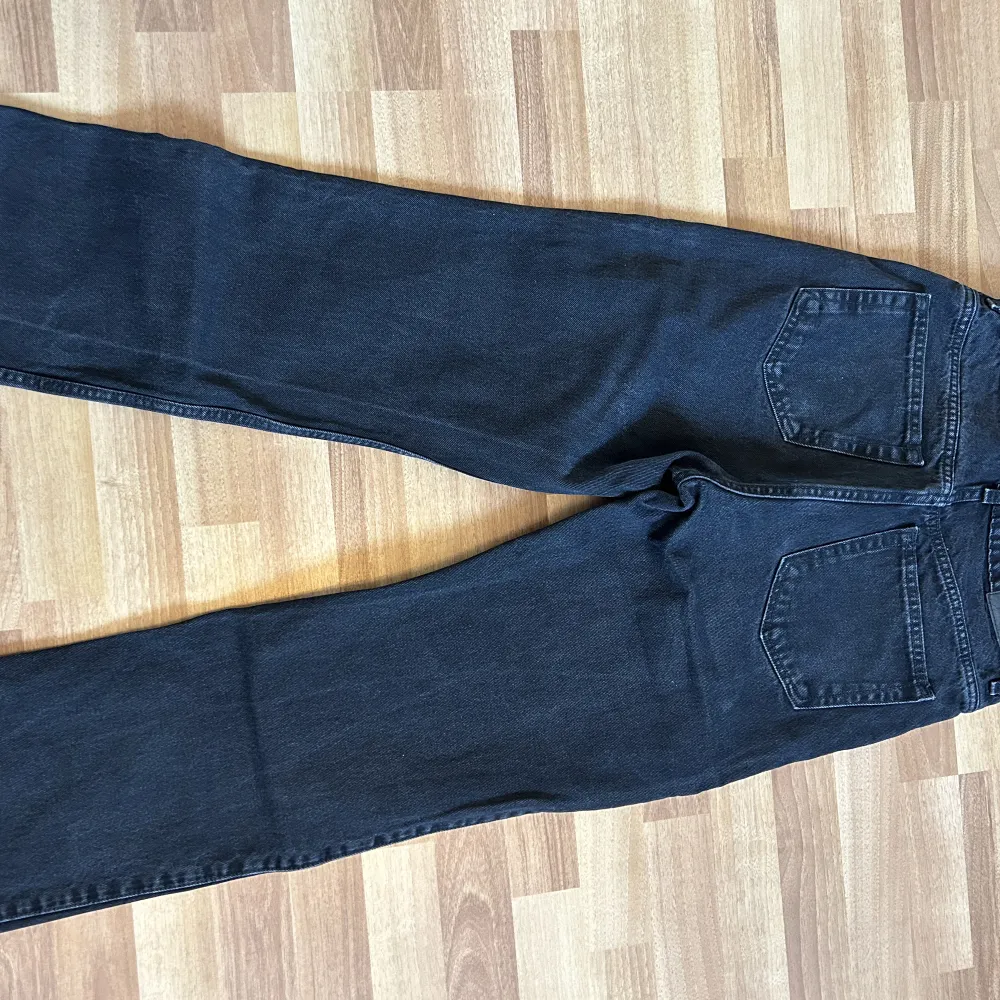 Jättefina jeans från weekday i modellen Rowe. Knappt använda och mycket fina utan utmärkningar. Storlek 27/30 men passar nog även för dig med någon storlek större!💕. Jeans & Byxor.