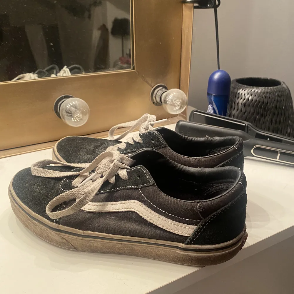 Låga skor från Vans i storlek 37. Lite slitna och skulle behöva tvättas med det fixar jag självklart innan jag skickar iväg dem💞. Skor.