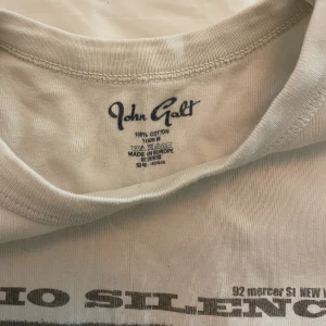 Brandy Melville Radio Silence  - Skön långärmad tröja med ’graphic design’. Passar xs-M. Köpte den ett år sen och har använt den ett fåtal gånger. 