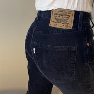 Manchesterbyxor Levis  - Säljer mina vintage Levi’s manchesterbyxor då de tyvärr är tajta på mig!💙 storlek W28 L32 och i superbra skick🙏🏻 350kr + frakt