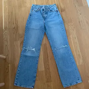 Superfina och sköna vida jeans från NA-KD säljs. Hög midjepassform och vida ben. Säljs pågrund av att de inte kommer till användning längre. Storlek 28. Hör av er om det finns några funderingar ❤️‍🔥