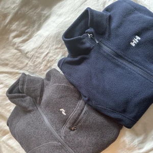 Fleecar - 1 peak performance fleece i M! Gott använt skick. 400kr  Helly Hansen fleece marinblå. Storlek S. Endast testad så nyskick. 300kr  Tryck ej på köp nu! 