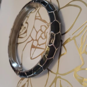 Armband - Ett fint armband i färgena svart och silver. Andvänd några gånger. OBS! Ej ekta silver!