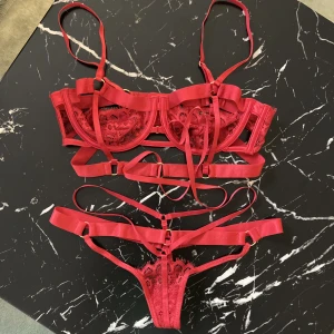 Underklädesset Sexigt Set Underkläder Strappy Hunkemöller Bh 75B Trosor  - Snyggt set från Hunkemöller som endast är testat (och självklart tvättat!!) Inte min färg.  Köpt för över 600kr så gör ett fynd💁🏼‍♀️ Storleken på bh:n är 75B. Och trorsorna är i XS. 