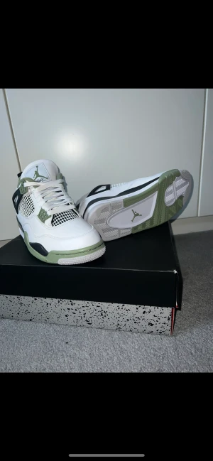 Jordan 4 - Säljer ett par Jordan 4s. Helt oanvända.  Riktigt feta skor.  Hör av dig för frågor o annat! Säljer billigt  pga fel storlek och vill köpa nya. Har självklart box och kvitto. Kom med prisförslag :)