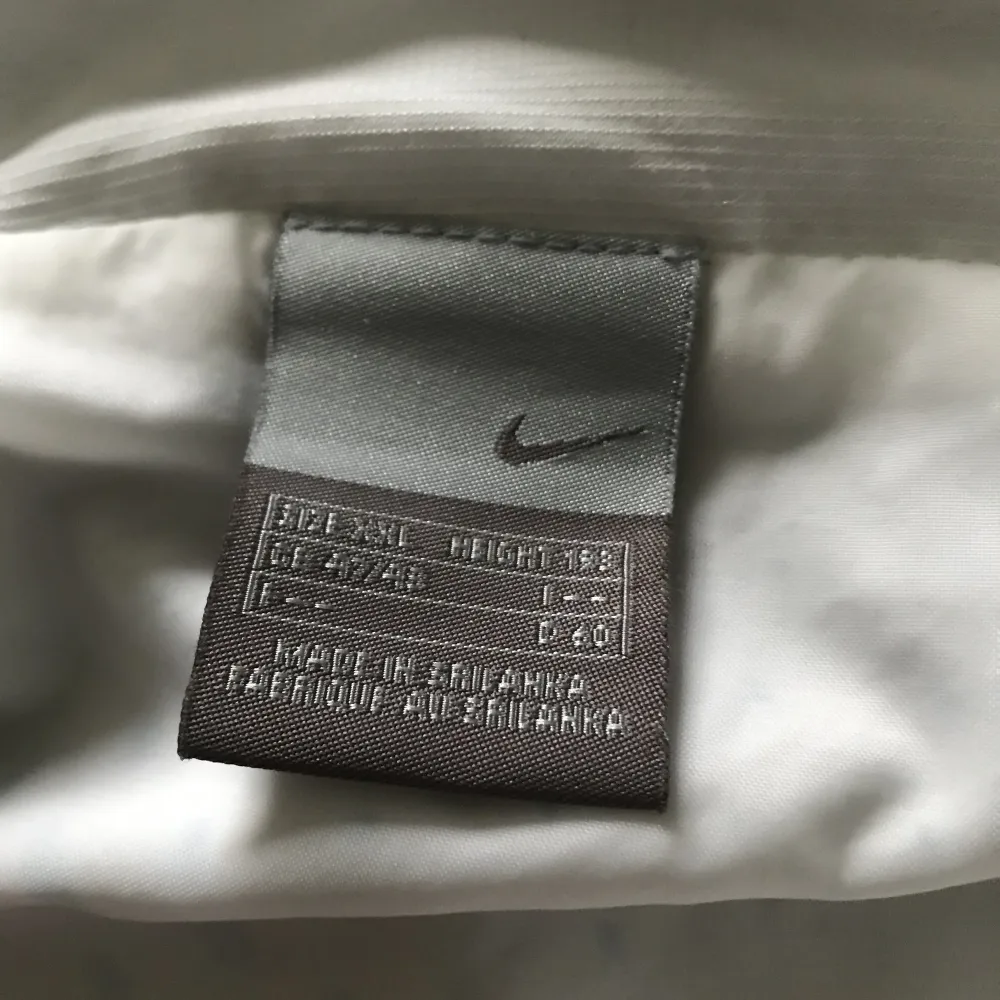 Nike tn jacka, farsan gamla, köpt i 2008 för 1,6. helt oanvänd. Liten i storleken fast det är XXL men känns som en oversized L. Priset kan förhandlas . Jackor.