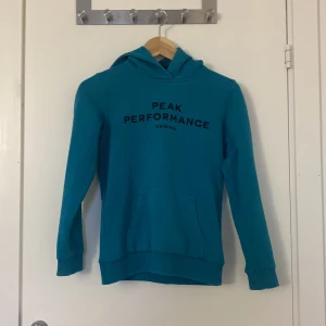 Peak Performance (turkos blå) - Fin hoodie av märket peak performance i bra skick ser ny ut. Priset blir mellan 250-300kr
