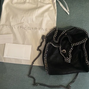 Stella McCartney falabella mini❤️‍🔥 - Intressekoll på denna sjukt snygga Stella McCartney väska i modellen falabella mini💓 en liten fläck på insidan, se bild 3. Annars jättefint skick!! Kvitto och dustbag finns!❤️ Är kanske öppen för byte med en valentino rockstud crossbody väska💓