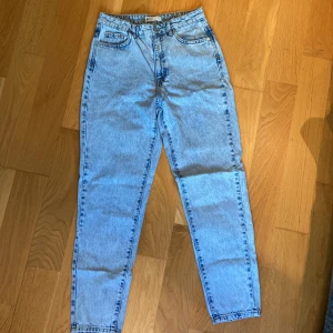 Mom-jeans  - Jeans i fint skick från Gina Tricot.  Bredd över linning 35cm. Innerbens längd 68cm. 