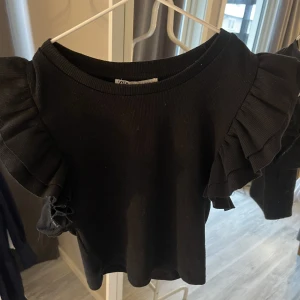 Topp  - Topp från zara aldrig använd, lite tight för mig, strl S💓  (Frakt tillkommer)