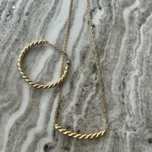 Halsband och armband kit  - Halsband och armband kit från Edblad  (Inte äkta guld) Använd cirka 2 gånger (nyskick) Frakt ingår  