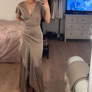 Satinklänning - Jättefin klänning, säljer då den är för stor.  Nypris 1099kr