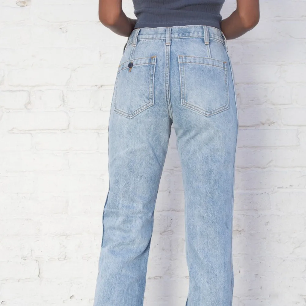 Repost för gratis frakt! Ett par fina helt nya jeans från brandy melville som är tyvärr för stor på mig :(  Skriv för mer bilder! Nypris 440 kr + frakt 70 kr, mitt pris 160 kr :) . Jeans & Byxor.