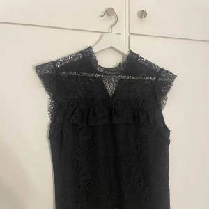 Blus,asos storlek M - Jättefin blus med spets,använd ett antal gånger men den är helt oskadd som ny! Storlek M men passar S oxå!