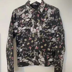 Drop Dead Bloom jeans jacka   Jeans jacka med blommigt mönster   Ovanlig och svår att hitta   Använd en eller två gånger så i perfekt skick   Storlek herr XS