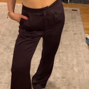 Bruna raka kostymbyxor  - Säljer mina jättesnygga bruna kostymbyxor som inte kommer till användning längre. I nyskick och passar till ALLT! Jag är 160cm som referens. Skriv för fler bilder/exakta mått!💌