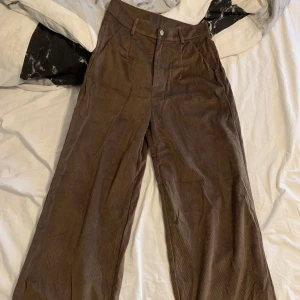 Byxor - Bruna byxor i manchesterimitation! Storlek xs och helt oanvända!