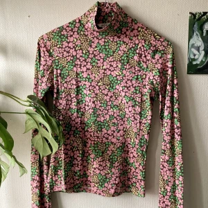 Blommig polotröja! - Gullig blommig polo tröja i 70 tals färger!