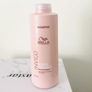 Invigo Blonde Recharge Cool Blond Shampoo 1l - Invigo Blonde Recharge Cool Blond Shampoo är ett uppfriskande silverschampo som återupplivar glansen och nyansen I blonderat hår. Silverschampot neutraliserar gula toner för ett blont hår som är kallare och ljusare. Stor flaska. 1L. Oanvänd.