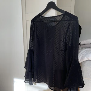 Blus i meshtyg - Blus i meshtyg från rut&circle.   Knappt använd så väldigt fint skick.  Säljs då den inte kommer till användning.  Storlek S
