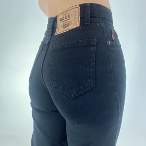 Vintage Rocky jeans - Super coola vintage jeans, 90s straight/momjeans looken. Är 166cm och tycker de är lite korta på mig. Storlek xs/s. I bra skick men vintage.