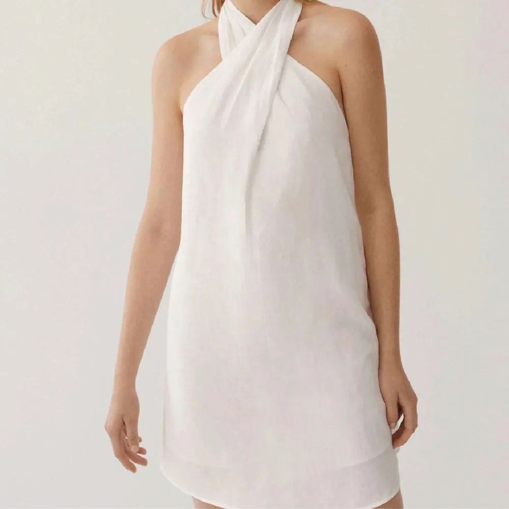 Säljer denna vita klänning som passar jättebra till studenten🤍 Helt oanvänd (endast testad). Säljer pga att jag köpte två likadana och missade returdatumet . Klänningar.