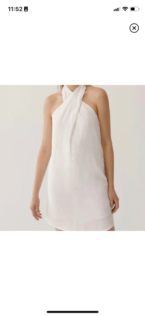 Vit klänning  - Säljer denna vita klänning som passar jättebra till studenten🤍 Helt oanvänd (endast testad). Säljer pga att jag köpte två likadana och missade returdatumet 