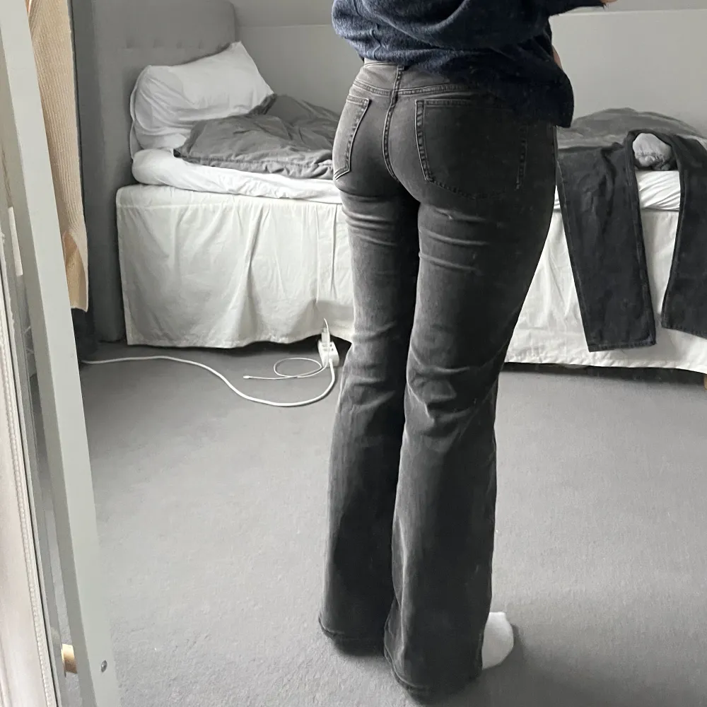 Supersnygga lågmidjade Jeans från H&M! Säljer dem då jag inte använder dem längre. Använts fåtal gånger. Bra skick.. Jeans & Byxor.