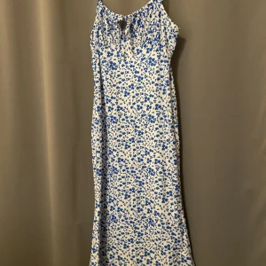 Blommig långklänning - Sjuuukt skön långklänning med fint mönster 