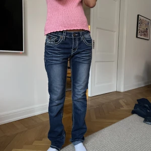 Såå snygga true religion liknande jeans😍 - Super fina lowwaist!!! Innerbenslängd 77  Midjemått 38 ❤️‍🔥