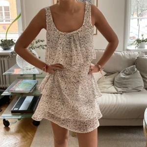 Blommig klänning 😍😍 - Sååå fin blommigklänning perfekt till sommarn😍 Storlek S