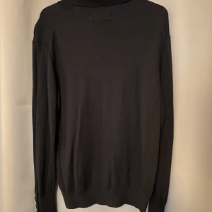 Långärmad tröja - En långärmad tröja med krage och detaljer på armar 