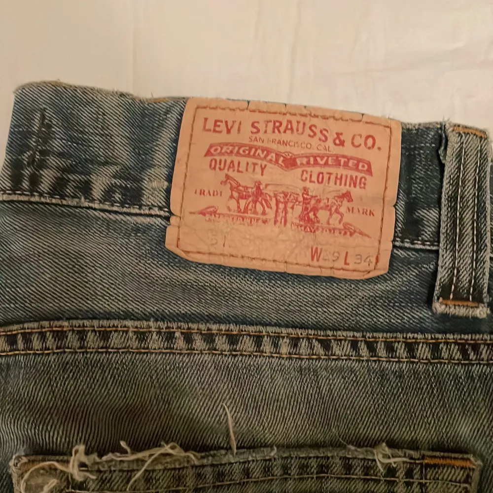 Levis 512 bootcut skit nice fade har dock distressing under ena fickan och löngst ner annars är d bra cond. Jeans & Byxor.