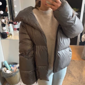 Massimo dutti jacka  - Säljer nu min populära Massimo dutti jacka som är i ganska bra skick. Den är i storlek S och jag säljer den för 800+frakt❣️men kan diskuteras 