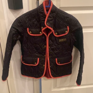 Barbour jacka  - En jätte snygg barbour jacka som är i bra skick i storlek 12-13 år 