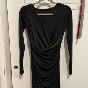 Klänning från Gina - Jättefin festklänning från Gina! Bra skick❤️