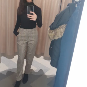 Byxa - Säljer denna normalmidjade rutiga byxan i färgen beige.   Den är från Kappahl. Säljer för 199 kr.  Knappt använd. Säljer då den inte kommer till användning.   Slutar ovanför anklarna på mig som är 166 cm.