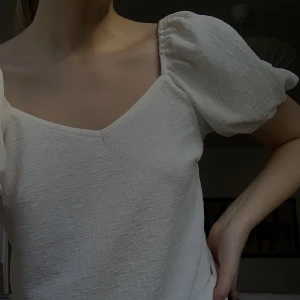 Blus med puffärm - Gräddvit blus med puffärm från Vila, storlek S Aldrig använd  