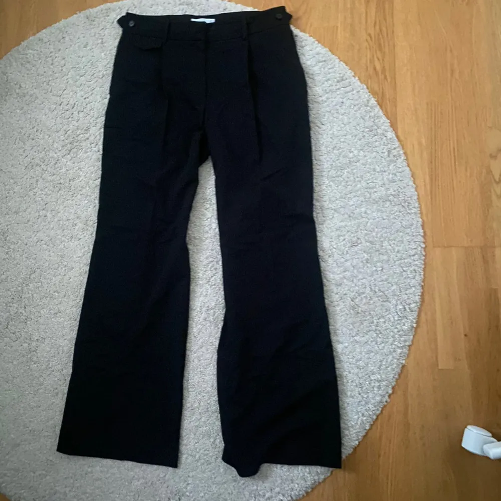 Svarta kostymbyxor - Ordinare från mango för 449 kr - Storlek 42 - Använda få gånger då de är för korta (är 184 cm) - Köparen betalar för frakt - Inga returer - Betalning via köp direkt . Jeans & Byxor.