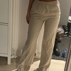 BEIGEA KOSTYMBYXOR!!🫶🏽 - Ett par skit snygga beiga kostymbyxor från mango som jag DÖR för!! Extremt snygga- nypris 500kr men kommer lägga ut dom för 200kr 