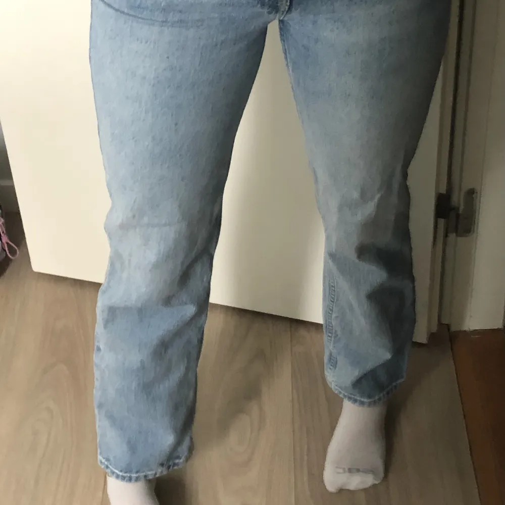 Snyyygga jeans som är perfekta till våren med lite mellan/låg midja!!!. Jeans & Byxor.
