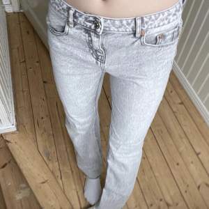 Supersnygga grå, lågmidjade jeans från Stradivarius!!💘andvända en gång så i nyskick💕80+frakt. Nypris: 350