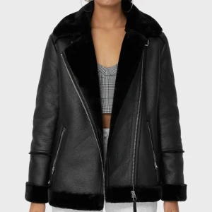 Jacka NA-KD  - Säljer denna super snygga jackan ifrån nakd, används endast fåtal gånger, den är i väldig fin skick. Storleken är 36, pris går att diskutera vid snabbaffär 