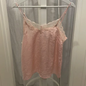 Rosa linne med spets - Gulligt rosa linne med spets där uppe. I bra skick